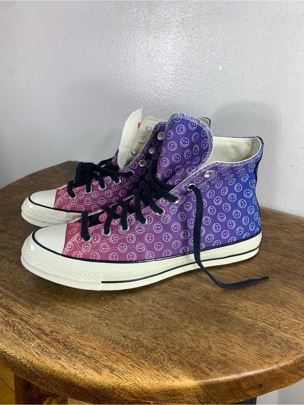 Title

Converse Chuck Taylor All Star High Top Gradient Smiley Face Sneakers NEW